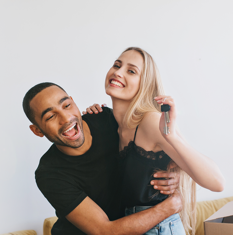 Casal celebrando nova casa